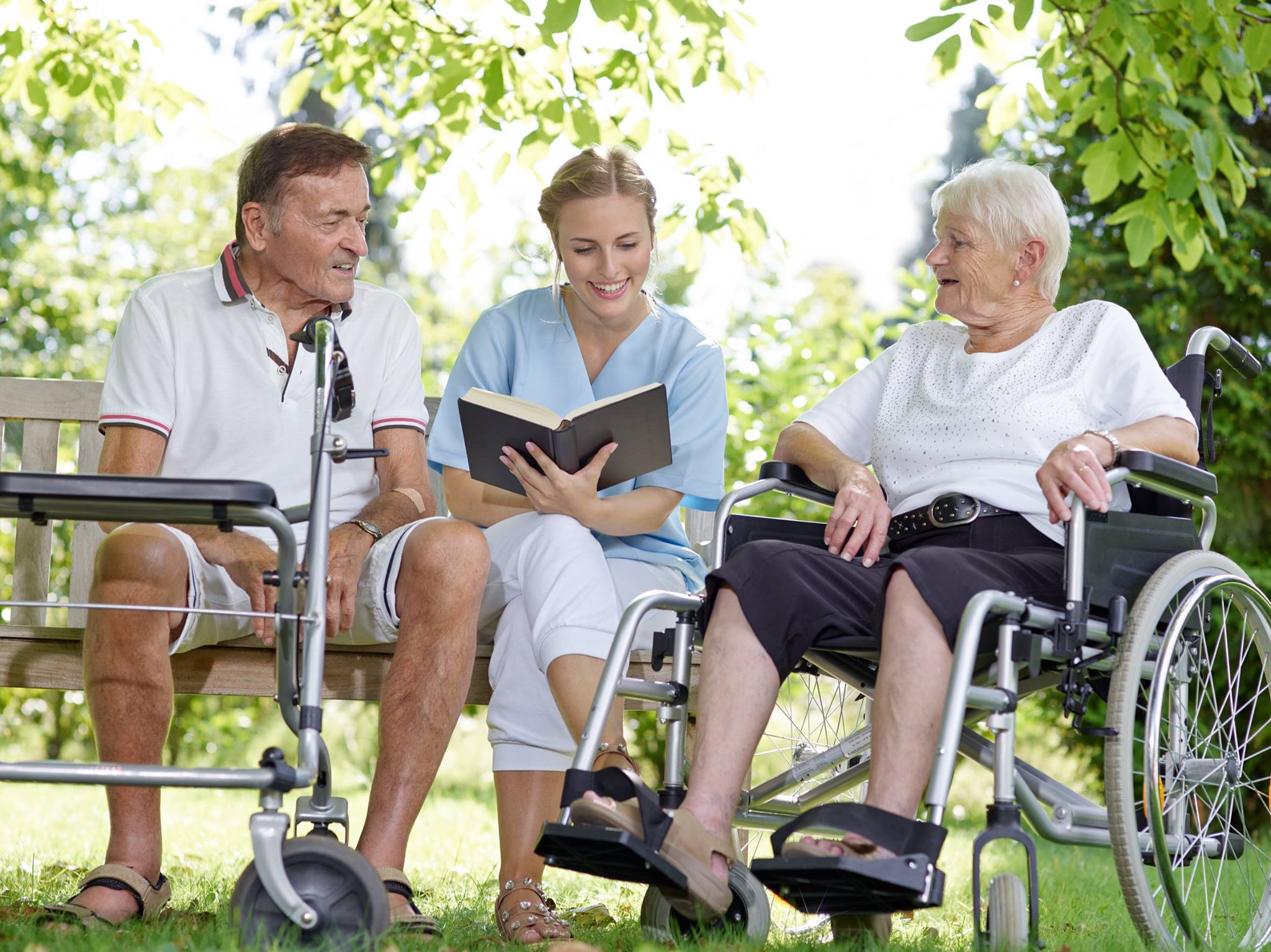 Общение с пожилым инвалидом. Пожилые люди. Пожилые люди и инвалиды. Пенсионер инвалид. Люди с ограниченными возможностями пожилые.